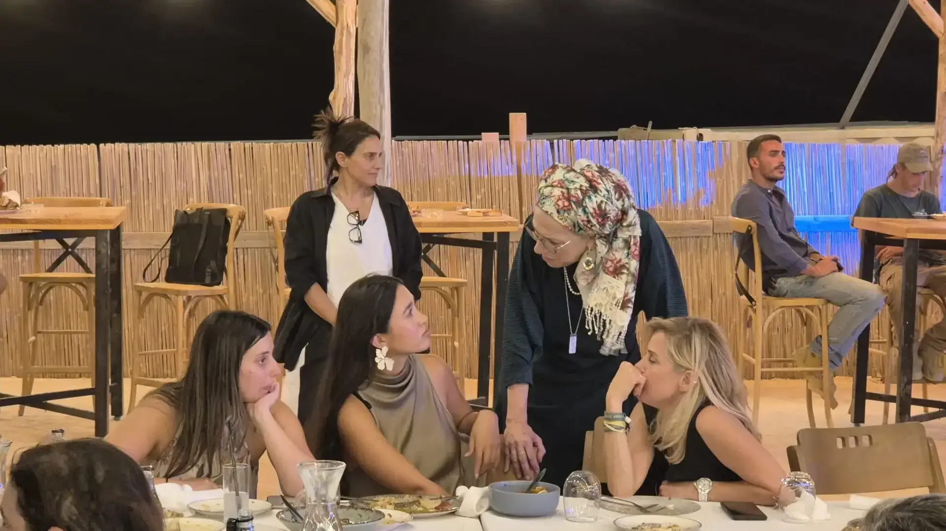 חתונתם של מרדכי ואמונה. אמונה היא אחותו של אבינתן אור שחטוף בעזה שנה ועשרה חודשים. חתונתם של מרדכי ואמונה. אמונה היא אחותו של אבינתן אור שחטוף בעזה שנה ועשרה חודשים.
