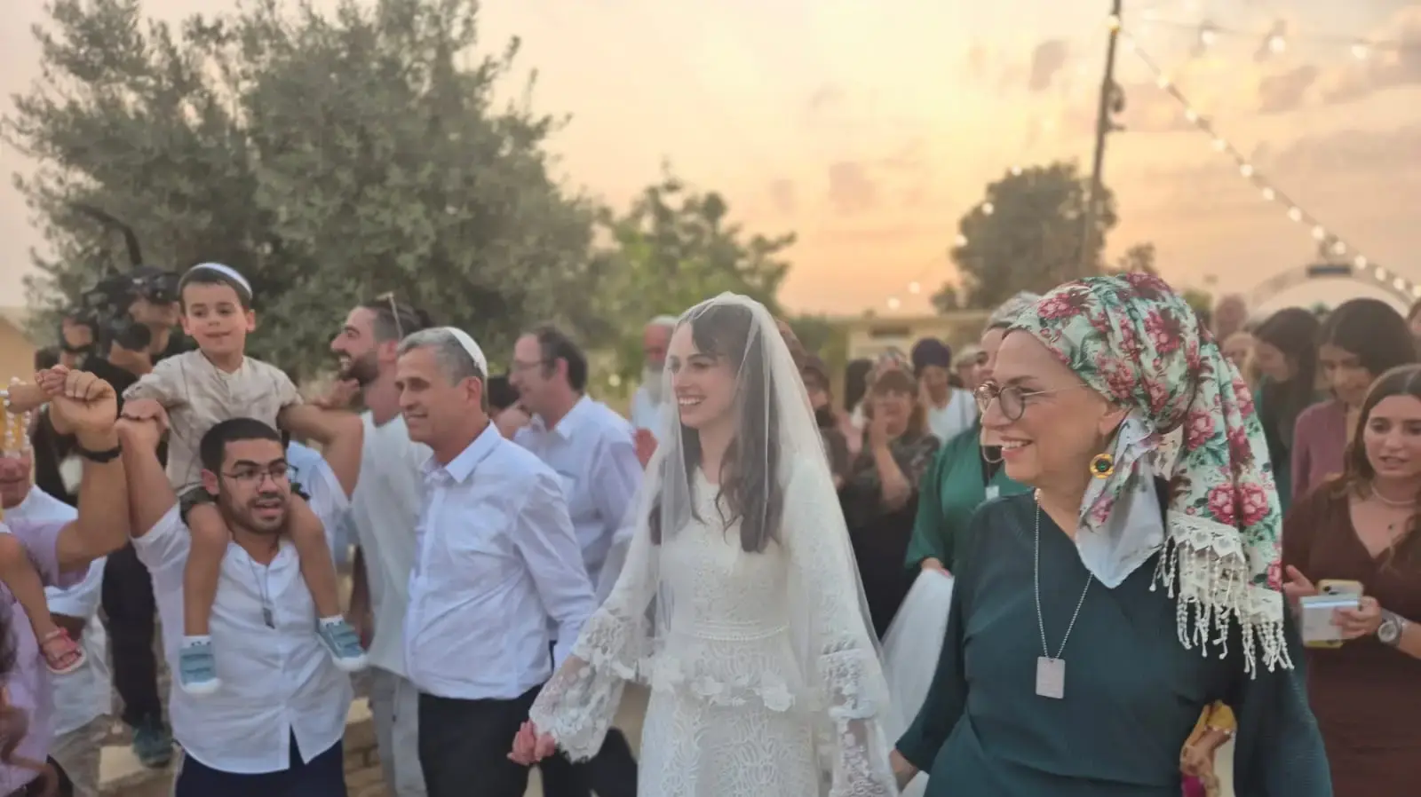 חתונתם של מרדכי ואמונה. אמונה היא אחותו של אבינתן אור שחטוף בעזה שנה ועשרה חודשים. חתונתם של מרדכי ואמונה. אמונה היא אחותו של אבינתן אור שחטוף בעזה שנה ועשרה חודשים.