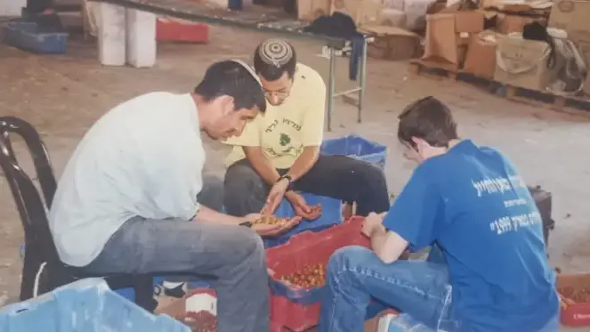 מתנדבים בחממות נצרים מתנדבים בחממות נצרים