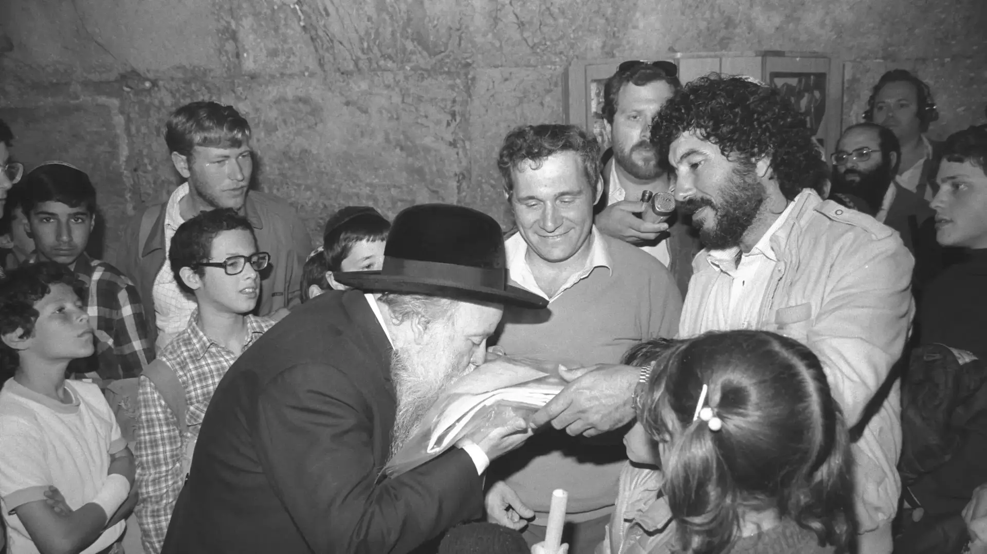 טקס שנערך בכותל המערבי בירושלים לציון שנה לפינוי העיר ימית-הרב גץ מנשק את דגל ימית, לצידו חנן פורת, אבי פרחן, 11 באפריל 1983
טקס שנערך בכותל המערבי בירושלים לציון שנה לפינוי העיר ימית-הרב גץ מנשק את דגל ימית, לצידו חנן פורת, אבי פרחן, 11 באפריל 1983