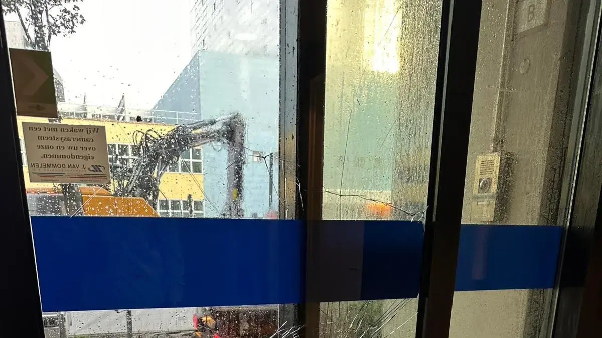 שפיכת צבע דמוי דם על מפתן שגרירות ישראל, הולנד, 12 באוגוסט 2025 שפיכת צבע דמוי דם על מפתן שגרירות ישראל, הולנד, 12 באוגוסט 2025