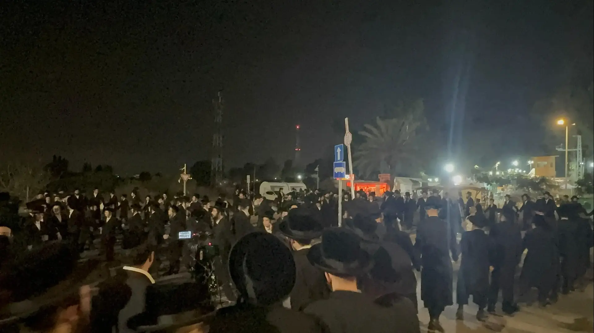 מחאה של הקהילה החסידית נגד מעצר תלמיד ישיבה, כלא 10, 12 באוגוסט 2025 מחאה של הקהילה החסידית נגד מעצר תלמיד ישיבה, כלא 10, 12 באוגוסט 2025
