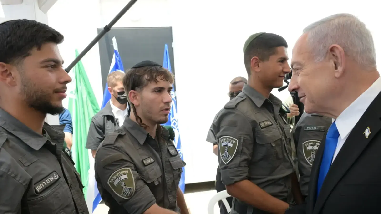 ראש הממשלה נתניהו בביקור בפלוגת הלוחמים החרדים ״אבנט״ במג״ב: ״אין ניגוד בין תורה לשירות. אתם עושים מצוות קודש - להבטיח את נצח ישראל״ ראש הממשלה נתניהו בביקור בפלוגת הלוחמים החרדים ״אבנט״ במג״ב: ״אין ניגוד בין תורה לשירות. אתם עושים מצוות קודש - להבטיח את נצח ישראל״