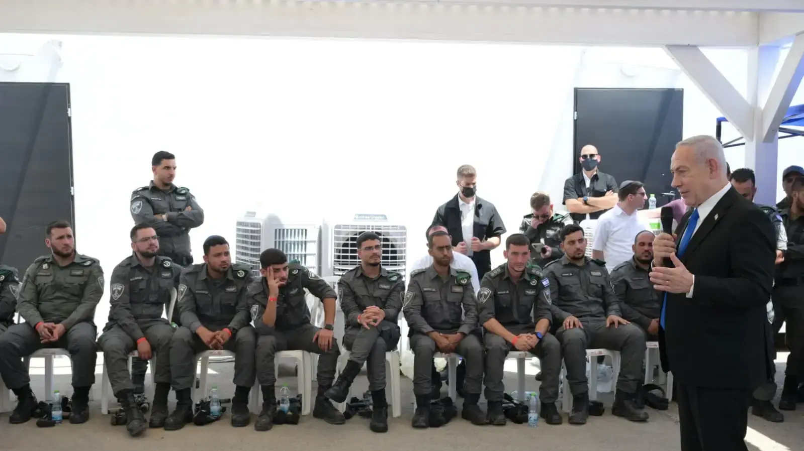 ראש הממשלה נתניהו בביקור בפלוגת הלוחמים החרדים ״אבנט״ במג״ב: ״אין ניגוד בין תורה לשירות. אתם עושים מצוות קודש - להבטיח את נצח ישראל״ ראש הממשלה נתניהו בביקור בפלוגת הלוחמים החרדים ״אבנט״ במג״ב: ״אין ניגוד בין תורה לשירות. אתם עושים מצוות קודש - להבטיח את נצח ישראל״
