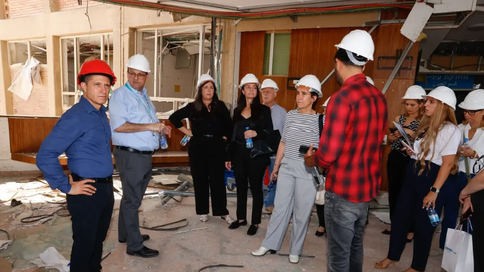 ראש העיר וחברי מועצת העיר בסיור חירום במחלקות שנפגעו בבית החולים סורוקה בבאר שבע ראש העיר וחברי מועצת העיר בסיור חירום במחלקות שנפגעו בבית החולים סורוקה בבאר שבע
