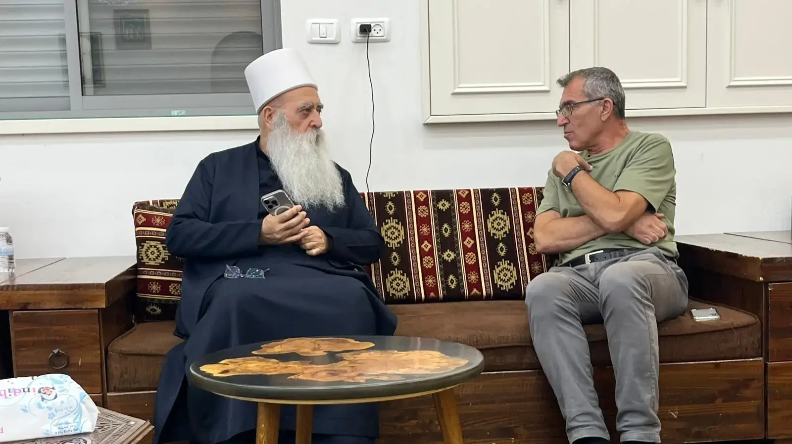 אל״מ (מיל.) ענאן ווהבי עם מנהיגה הרוחני של העדה הדרוזית בישראל, שיח׳ מואפק טריף אל״מ (מיל.) ענאן ווהבי עם מנהיגה הרוחני של העדה הדרוזית בישראל, שיח׳ מואפק טריף