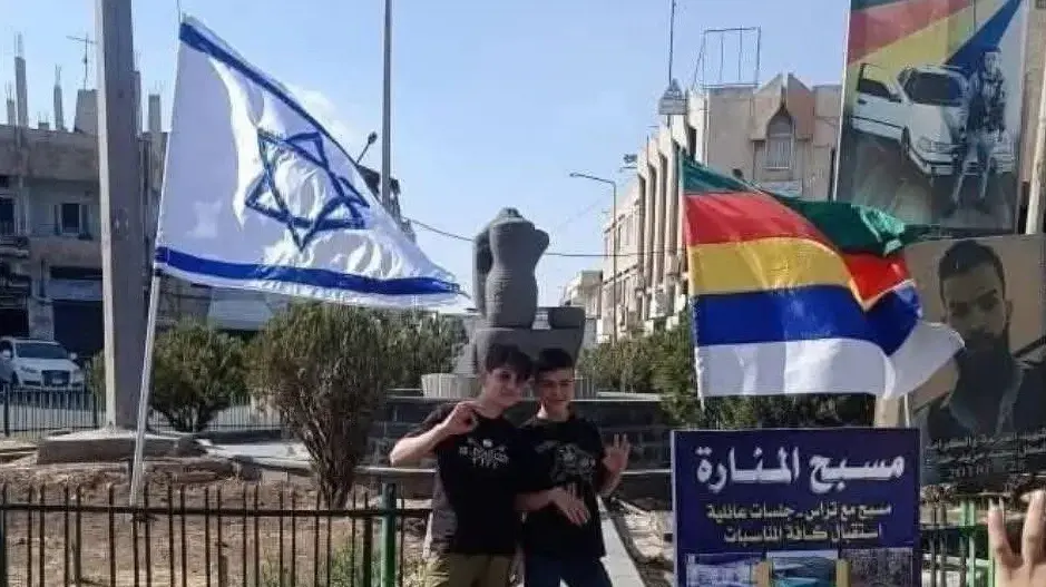 דרוזים בסוריה עם דגלי ישראל בהוקרת תודה על שאינה עומדת מנגד.
