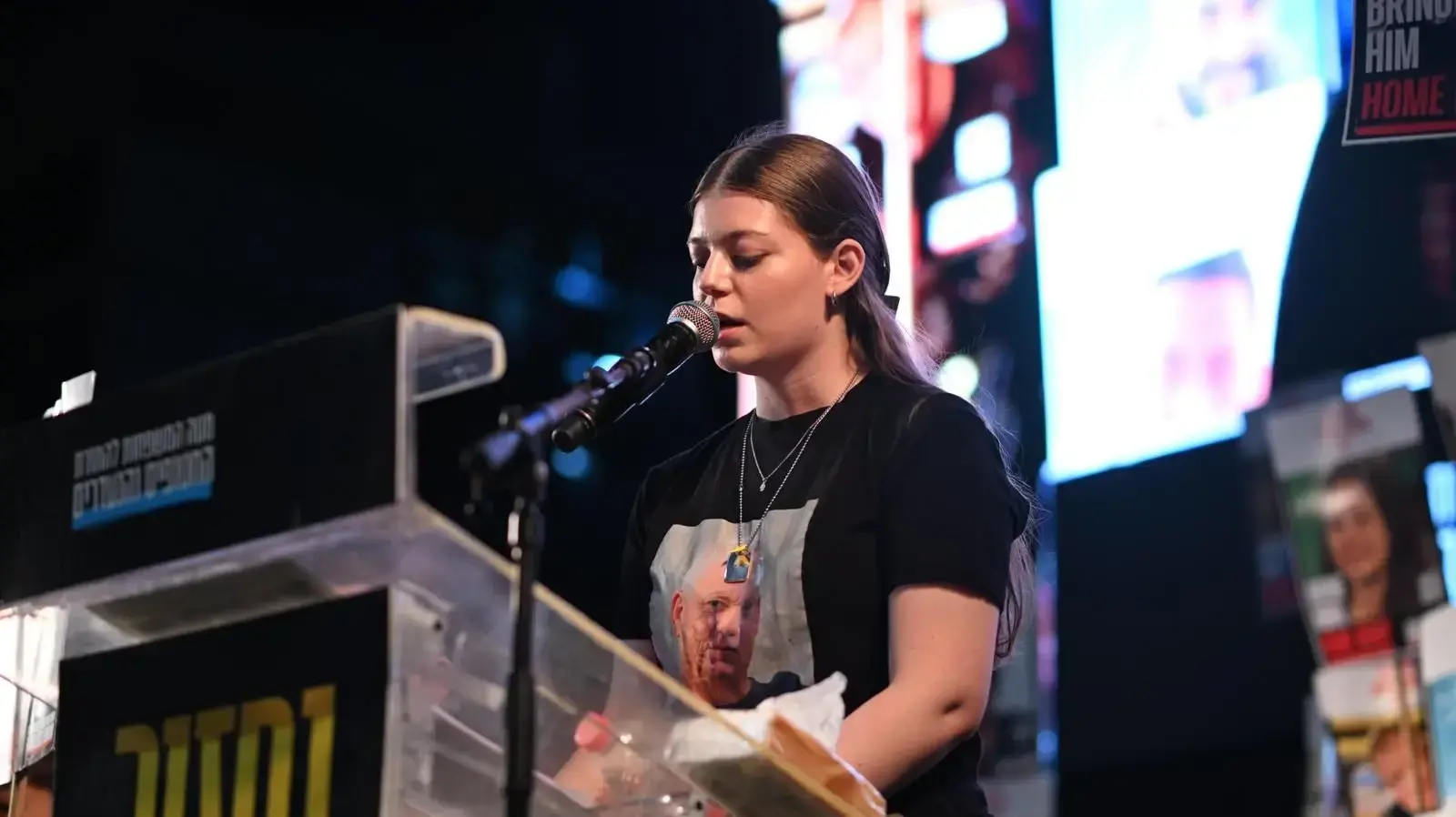 נוגה וייס בהפגנה למען החזרת החטופים, כיכר החטופים. 16 באוגוסט 2025 נוגה וייס בהפגנה למען החזרת החטופים, כיכר החטופים. 16 באוגוסט 2025