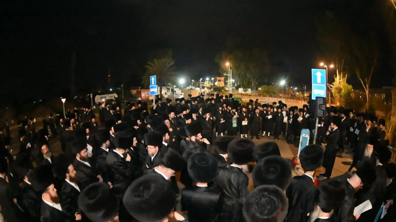 המונים חרדים בעצרת מחאת קהילות החסידים בשערי כלא 10. המונים חרדים בעצרת מחאת קהילות החסידים בשערי כלא 10.