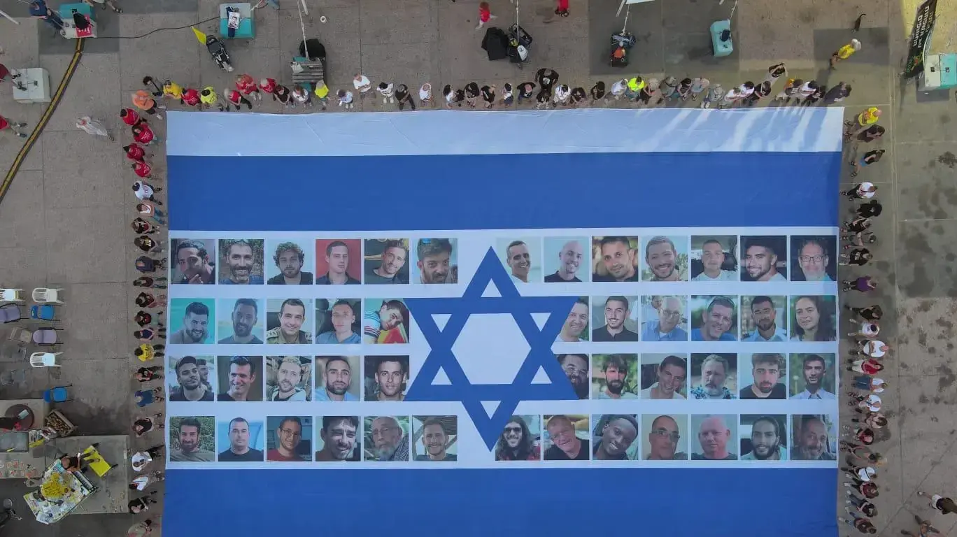 דגל ישראל ועליו תמונות החטופים ביום ההשבתה הארצי, כיכר החטופים, 17 באוגוסט 2025 דגל ישראל ועליו תמונות החטופים ביום ההשבתה הארצי, כיכר החטופים, 17 באוגוסט 2025