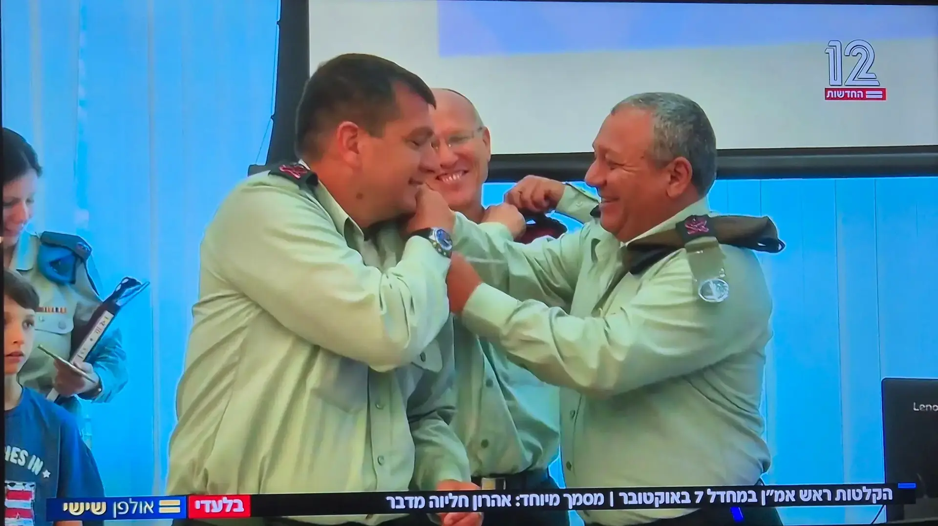הענקת דרגות לאהרון חליוה, לשעבר ראש אמ"ן, מתוך הקלטות חליוה אולפן שישי 12 הענקת דרגות לאהרון חליוה, לשעבר ראש אמ"ן, מתוך הקלטות חליוה אולפן שישי 12