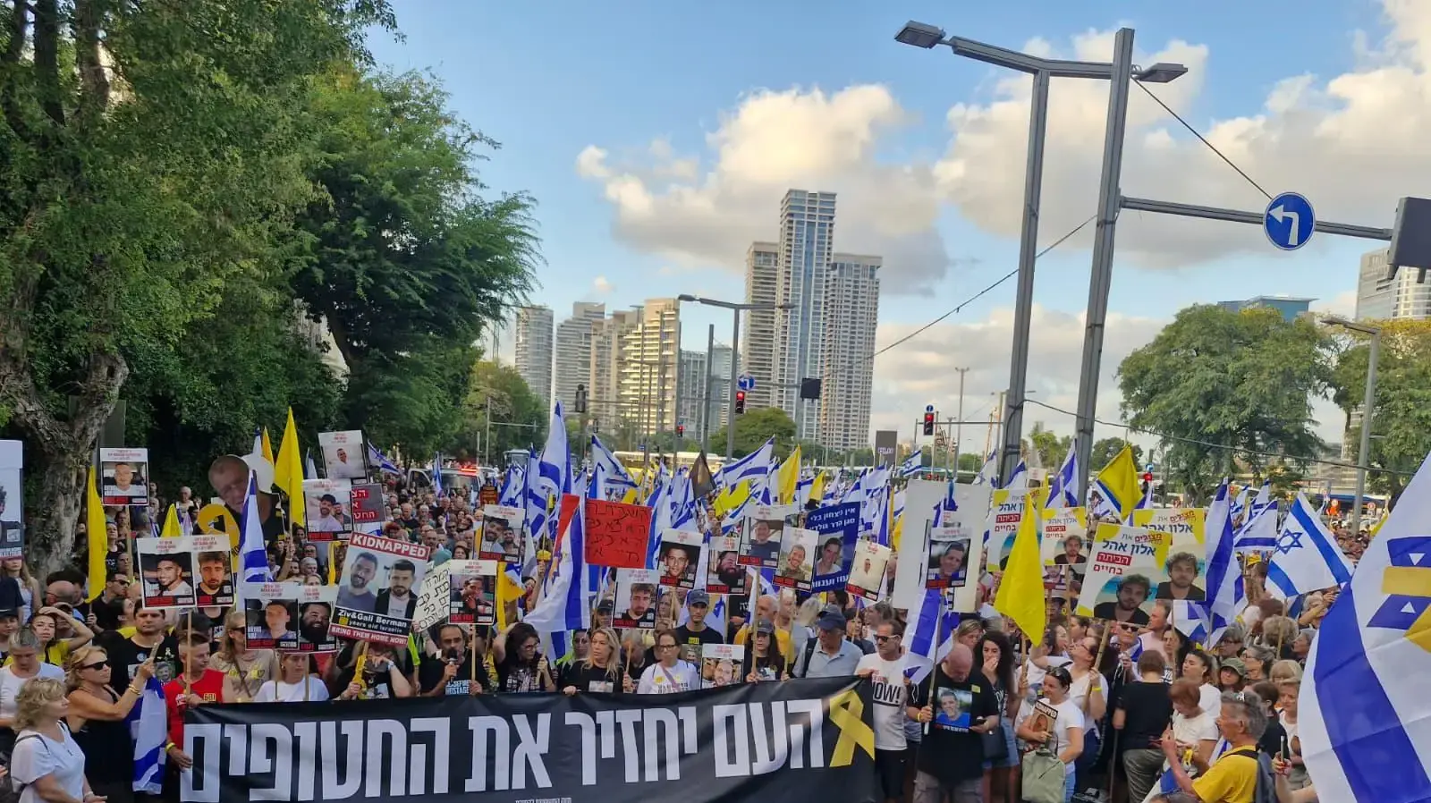 עשרות אלפים מתכנסים כעת על רחוב נמיר בתל אביב לקראת יציאת הצעדה. עשרות אלפים מתכנסים כעת על רחוב נמיר בתל אביב לקראת יציאת הצעדה.
