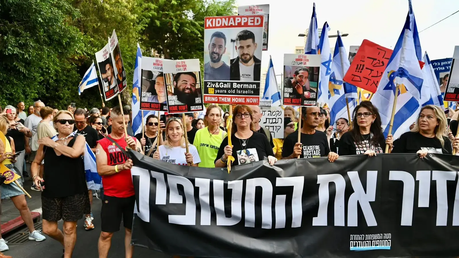 עשרות אלפים מתכנסים כעת על רחוב נמיר בתל אביב לקראת יציאת הצעדה.