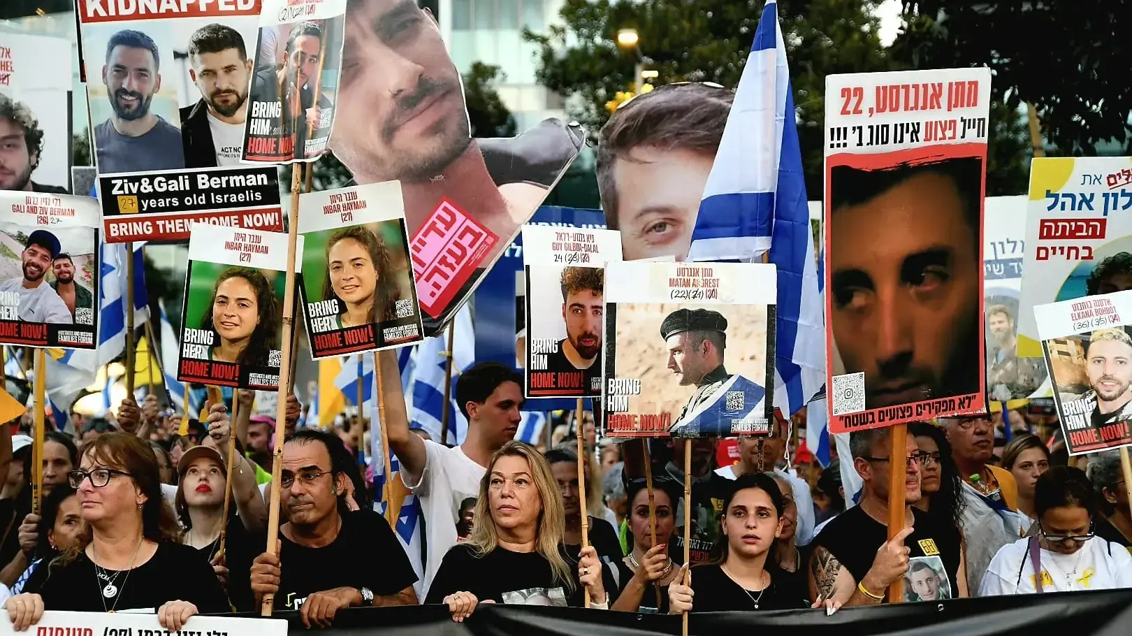 רבבות צועדים כעת מרכבת מרכז לכיכר החטופים בת"א יחד עם משפחות החטופים. 17 באוגוסט 2025 רבבות צועדים כעת מרכבת מרכז לכיכר החטופים בת"א יחד עם משפחות החטופים. 17 באוגוסט 2025