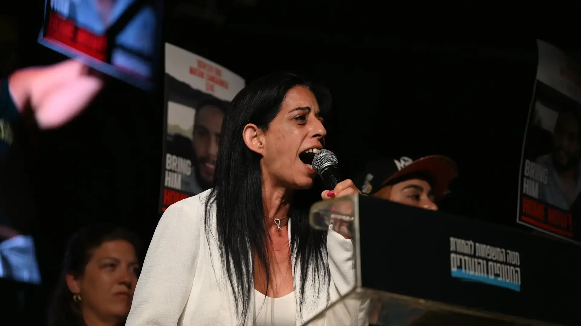 עינב צנגאוקר בעצרת, כיכר החטופים. 17 באוגוסט 2025 עינב צנגאוקר בעצרת, כיכר החטופים. 17 באוגוסט 2025