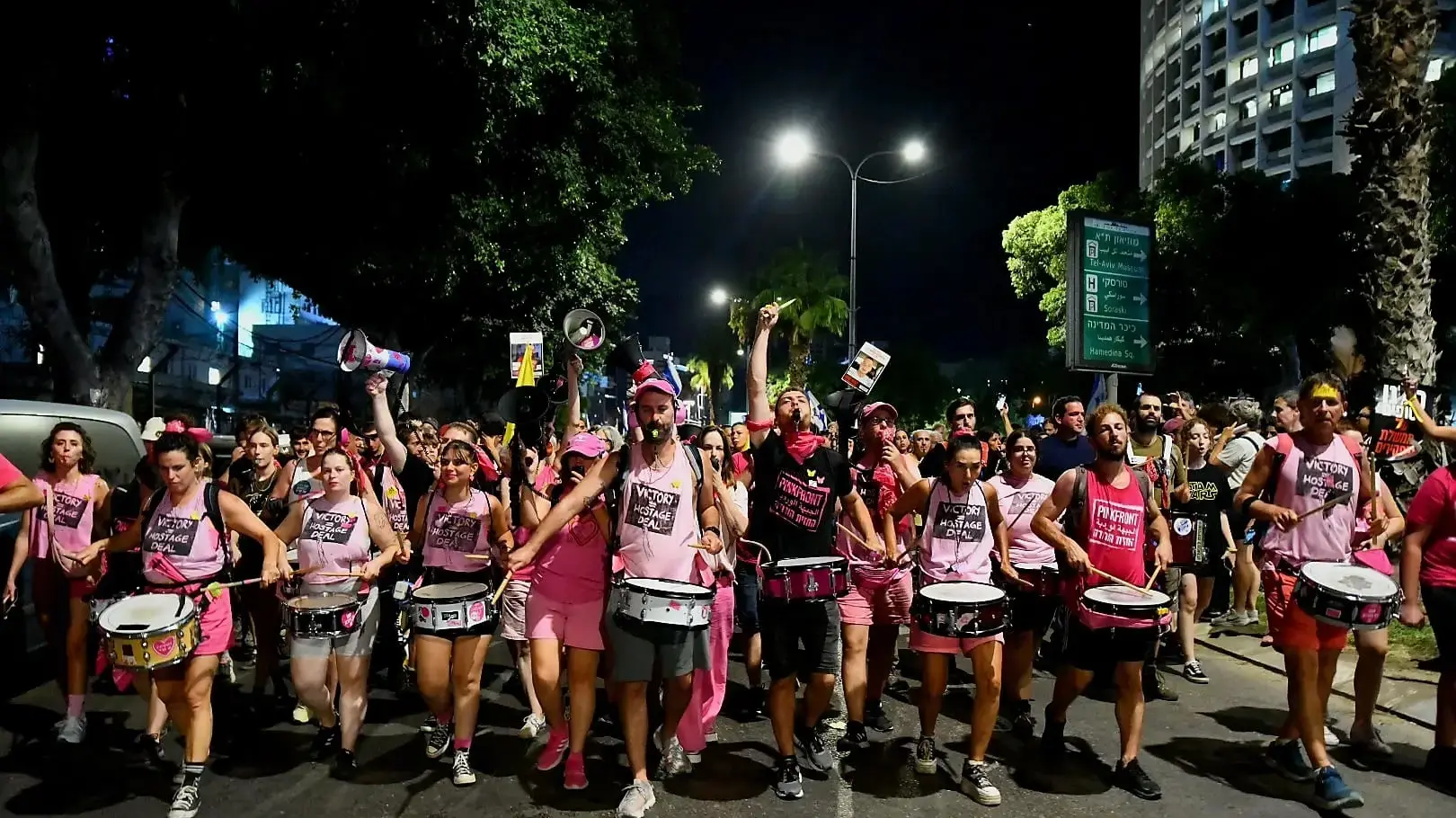 לקראת סיום ההפגנה בכיכר החטופים החלה צעדה המונית מזרחה בהובלת החזית הורודה. 17 באוגוסט 2025 לקראת סיום ההפגנה בכיכר החטופים החלה צעדה המונית מזרחה בהובלת החזית הורודה. 17 באוגוסט 2025