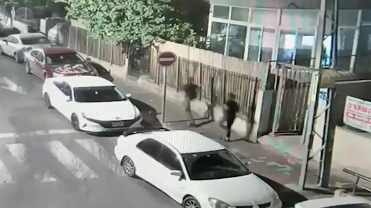 בתיעוד ממצלמות האבטחה: שני השב״חים נמלטים לאחר השוד בלוינסקי
