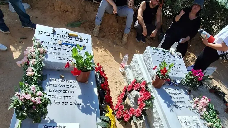 קבריהם של נועם רביע ואחיו יובל רביע קבריהם של נועם רביע ואחיו יובל רביע