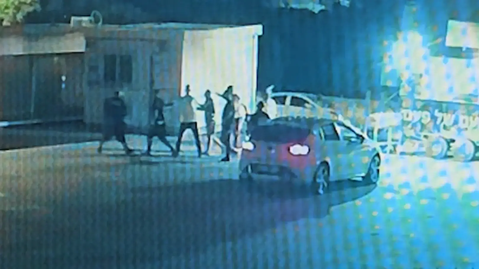 ריב שהחל על רקע מבטים בתור לאוכל, המשיך לקללות והסתיים בקטטה רבת משתתפים ובדקירות של שני בני אדם. 19 באוגוסט 2025