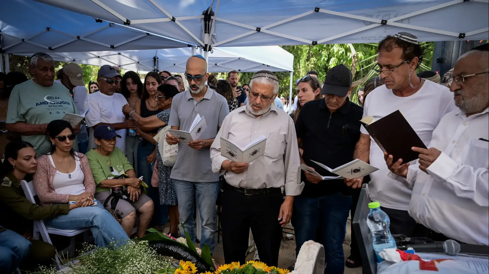 אזכרה במלאת שנה להירצחה של עדן ירושלמי, בית העלמין ירקון. 19 באוגוסט 2025 אזכרה במלאת שנה להירצחה של עדן ירושלמי, בית העלמין ירקון. 19 באוגוסט 2025
