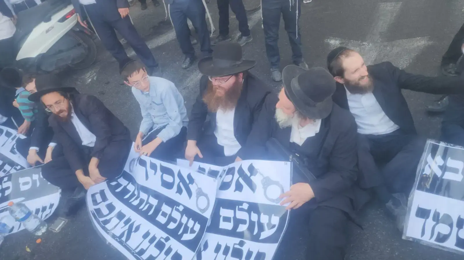 הפגנה של הפלג הירושלמי נגד גיוס חרדים, כביש 4, 19 באוגוסט 2025 הפגנה של הפלג הירושלמי נגד גיוס חרדים, כביש 4, 19 באוגוסט 2025