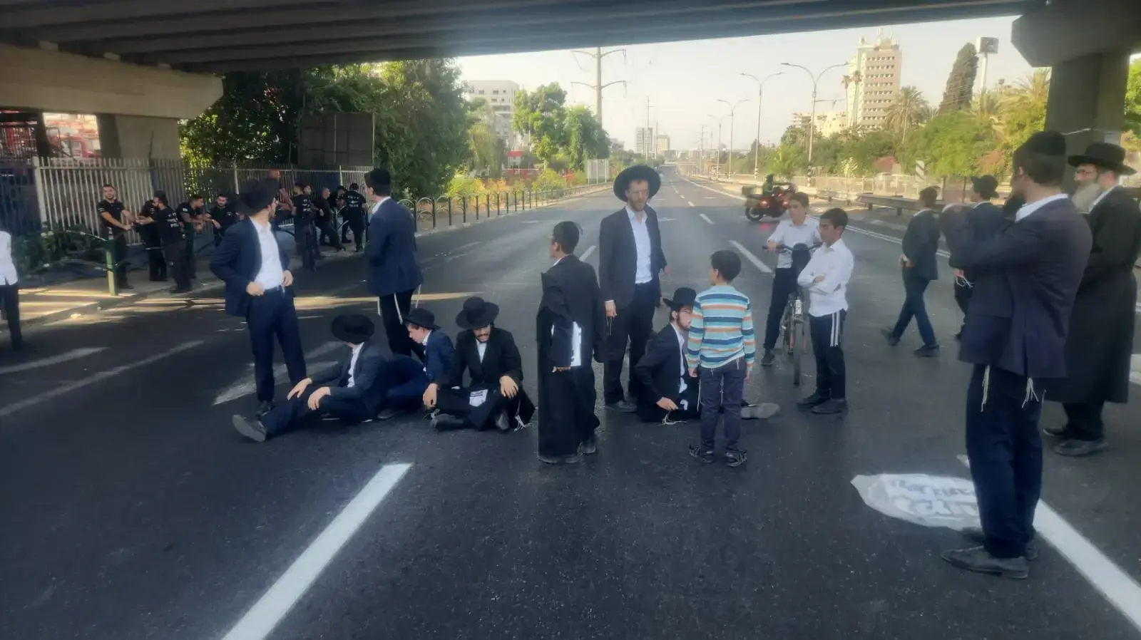 הפגנה של הפלג הירושלמי נגד גיוס חרדים, כביש 4, 19 באוגוסט 2025 הפגנה של הפלג הירושלמי נגד גיוס חרדים, כביש 4, 19 באוגוסט 2025