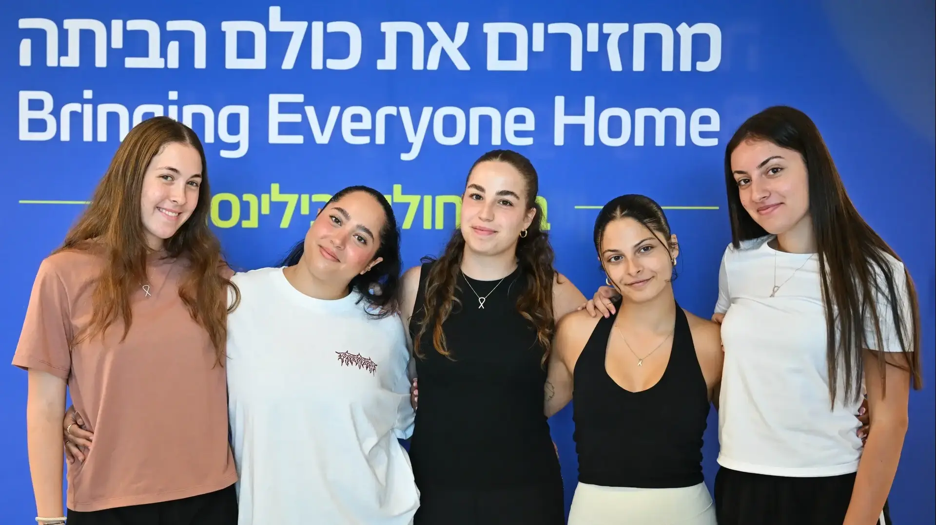 חמשת התצפיתניות באירוע סיום שלב השיקום.
