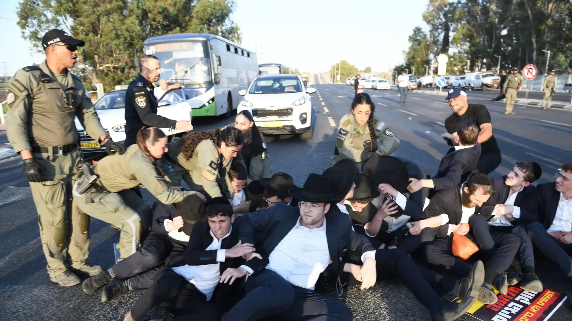 מפגינים חרדים חוסמים את כביש 4 ו-2. 20 באוגוסט 2025 מפגינים חרדים חוסמים את כביש 4 ו-2. 20 באוגוסט 2025