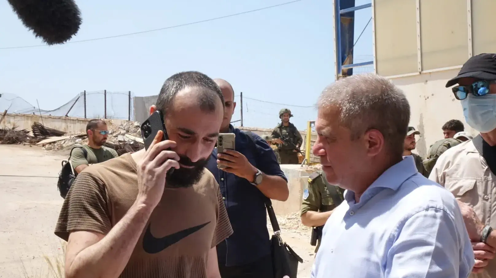 
סאלח אבו-חסיין, אזרח ישראלי שהיה כלוא בלבנון במשך כשנה הושב לישראל.