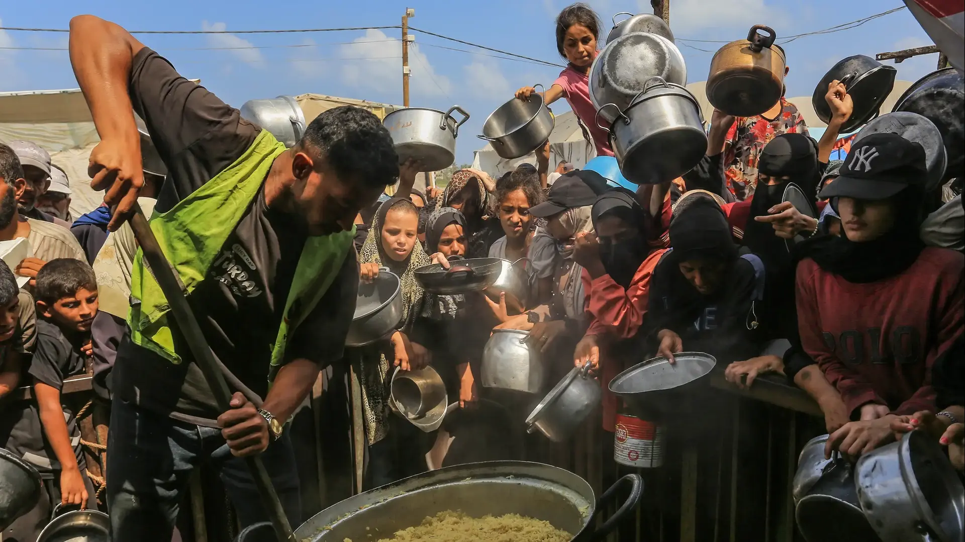פלסטינים עומדים בתור לאוכל חם, חאן יונס, עזה, 21 באוגוסט 2025 פלסטינים עומדים בתור לאוכל חם, חאן יונס, עזה, 21 באוגוסט 2025
