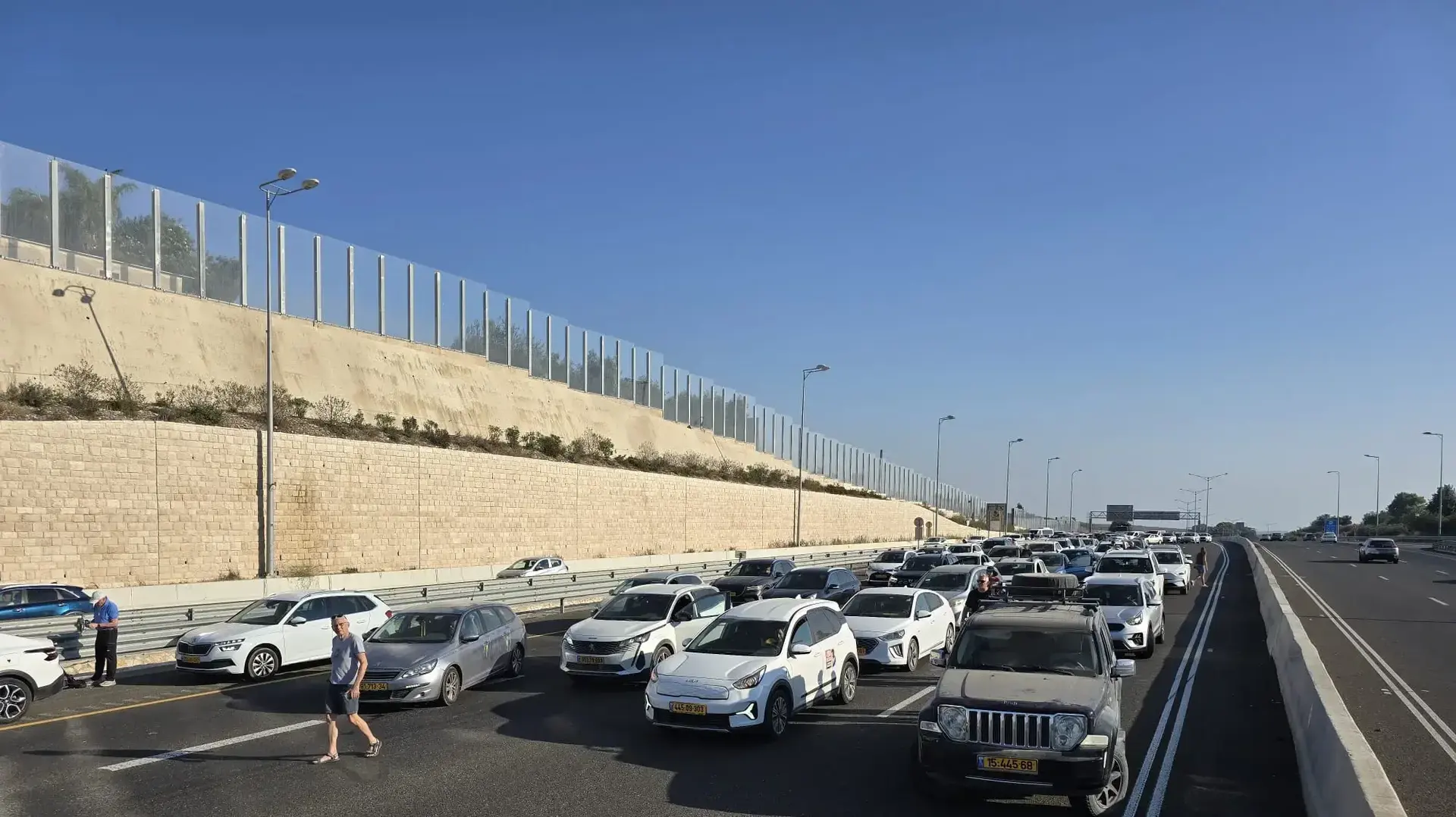 כביש 6 נחסם במהלך הפגנה למען החטופים, 22 באוגוסט 2025 כביש 6 נחסם במהלך הפגנה למען החטופים, 22 באוגוסט 2025