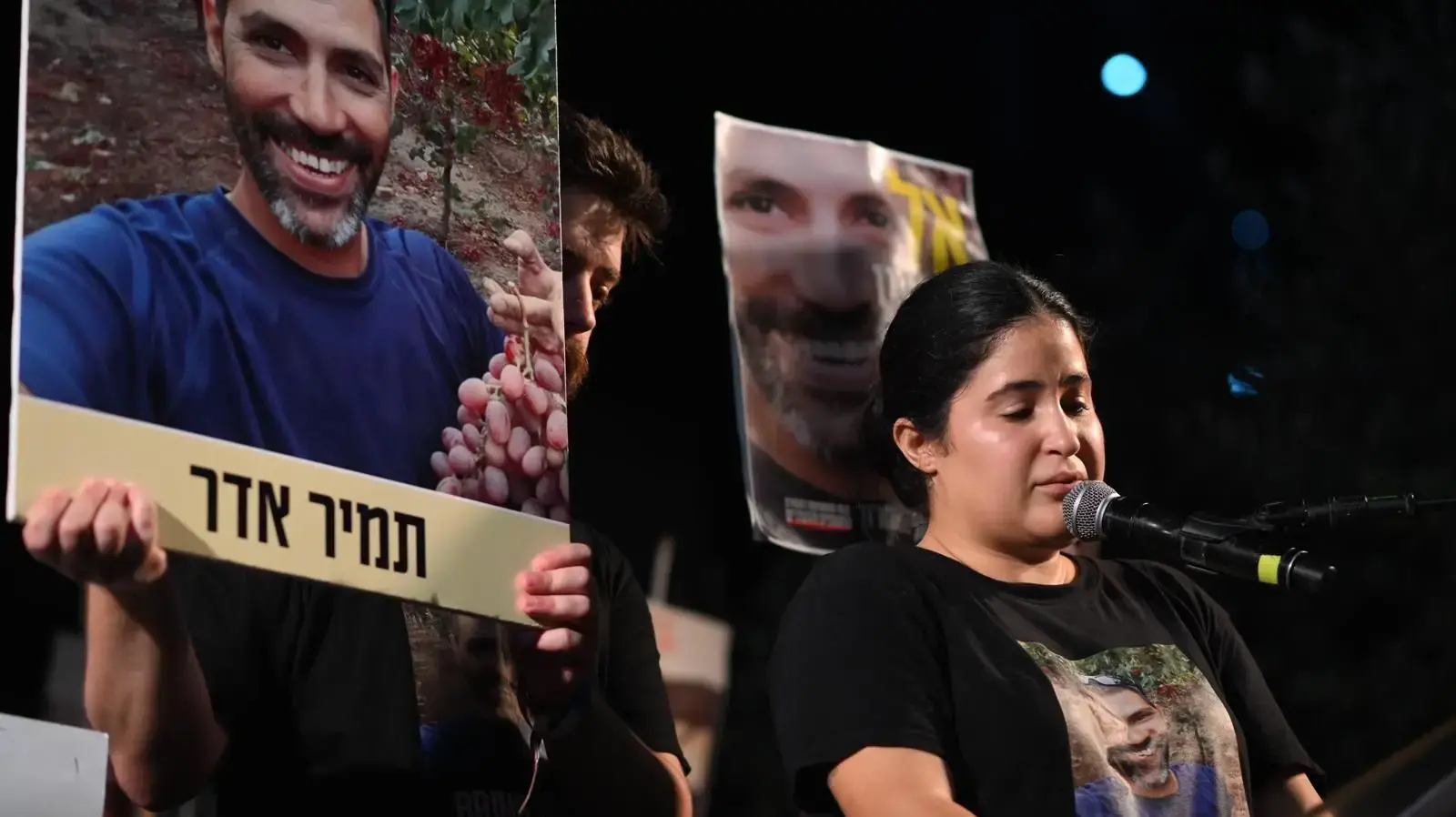רוני אדר אחותו של תמיר אדר, עצרת מרכזית להשבת החטופים, כיכר החטופים, 23 באוגוסט 2025 רוני אדר אחותו של תמיר אדר, עצרת מרכזית להשבת החטופים, כיכר החטופים, 23 באוגוסט 2025