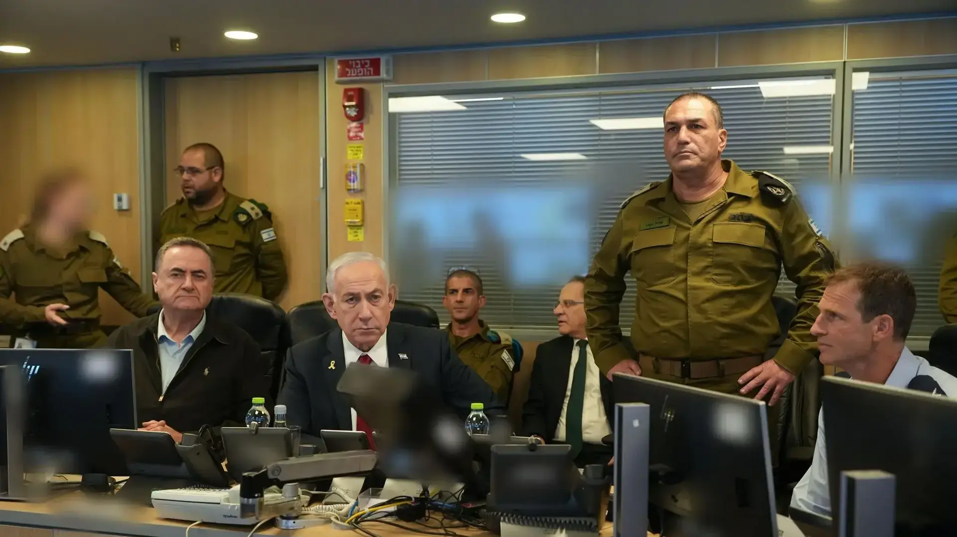 ראש הממשלה בנימין נתניהו, שר הביטחון ישראל כ"ץ והרמטכ"ל, אייל זמיר, צופים בתקיפת מטוסי חיל האוויר בתימן מהבור בקריה, 24 באוגוסט 2025 ראש הממשלה בנימין נתניהו, שר הביטחון ישראל כ"ץ והרמטכ"ל, אייל זמיר, צופים בתקיפת מטוסי חיל האוויר בתימן מהבור בקריה, 24 באוגוסט 2025
