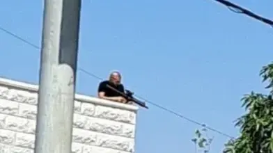 אזרח רמלה כיוון רובה היירסופט מגג בניין בעיר אזרח רמלה כיוון רובה היירסופט מגג בניין בעיר