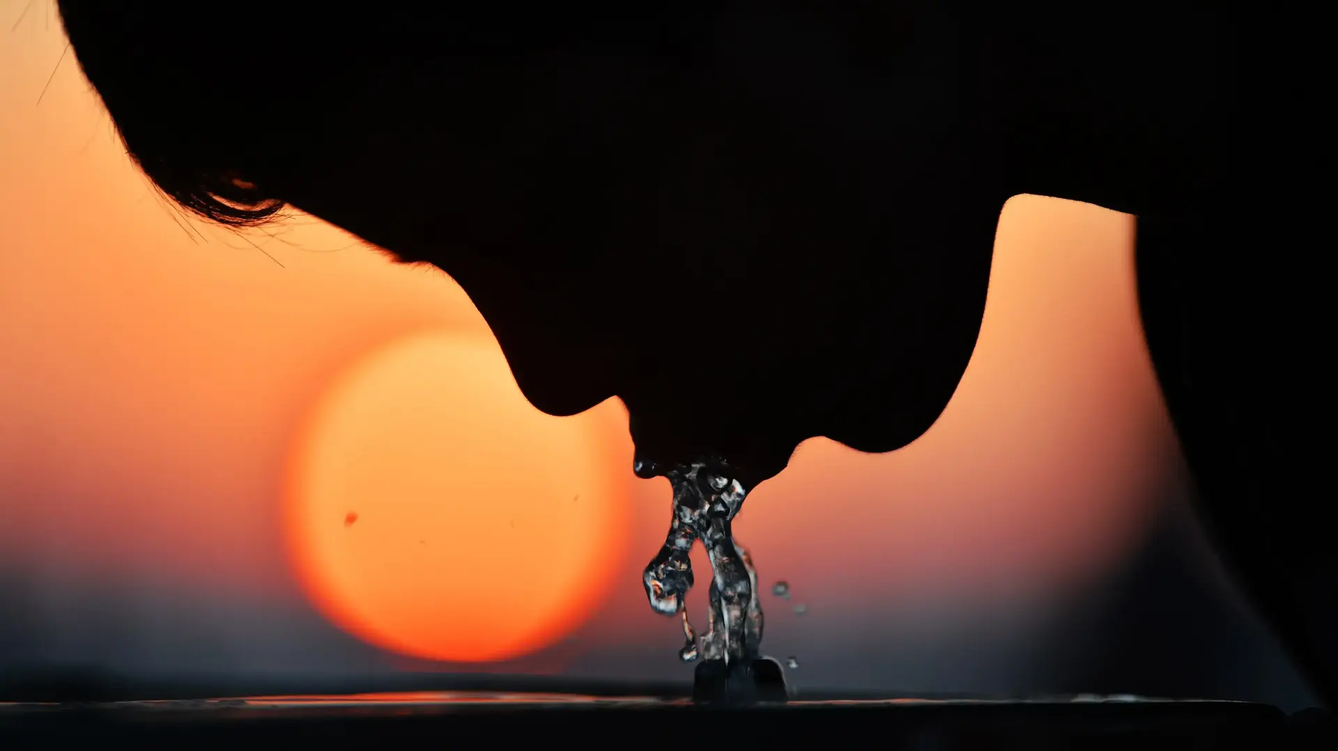 ילד שותה מים