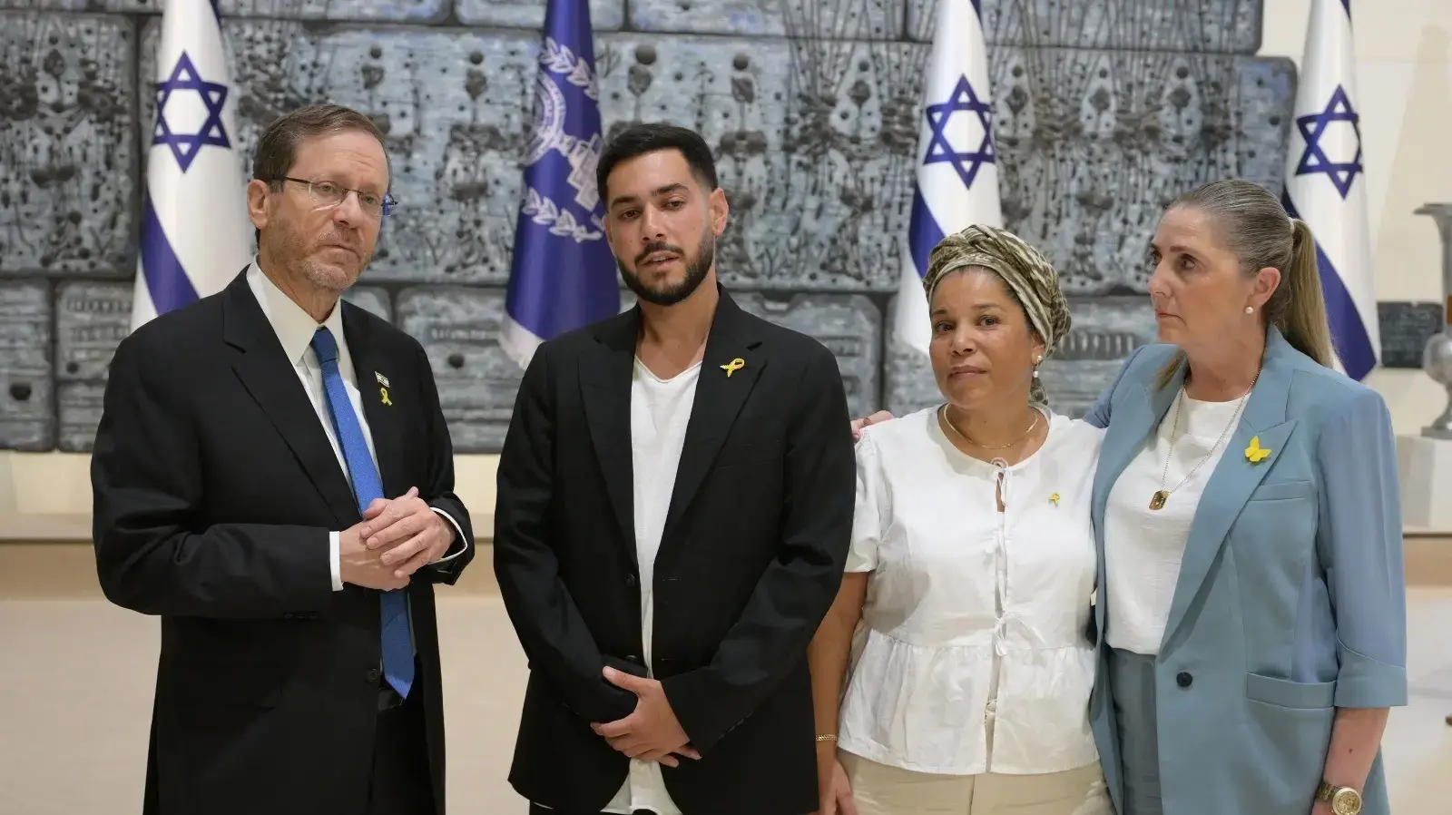נשיא המדינה יצחק הרצוג במפגש עם שורד השבי אלי-ה כהן ומשפחתו, 26 באוגוסט 2025 נשיא המדינה יצחק הרצוג במפגש עם שורד השבי אלי-ה כהן ומשפחתו, 26 באוגוסט 2025