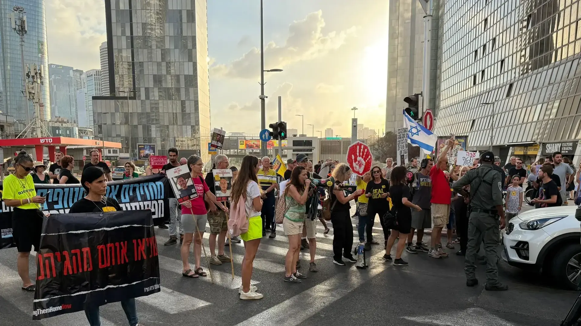 צומת עלית רמת גן חסומה על ידי מפגינים, מחאה לשחרור החטופים, 26 באוגוסט 2025 צומת עלית רמת גן חסומה על ידי מפגינים, מחאה לשחרור החטופים, 26 באוגוסט 2025