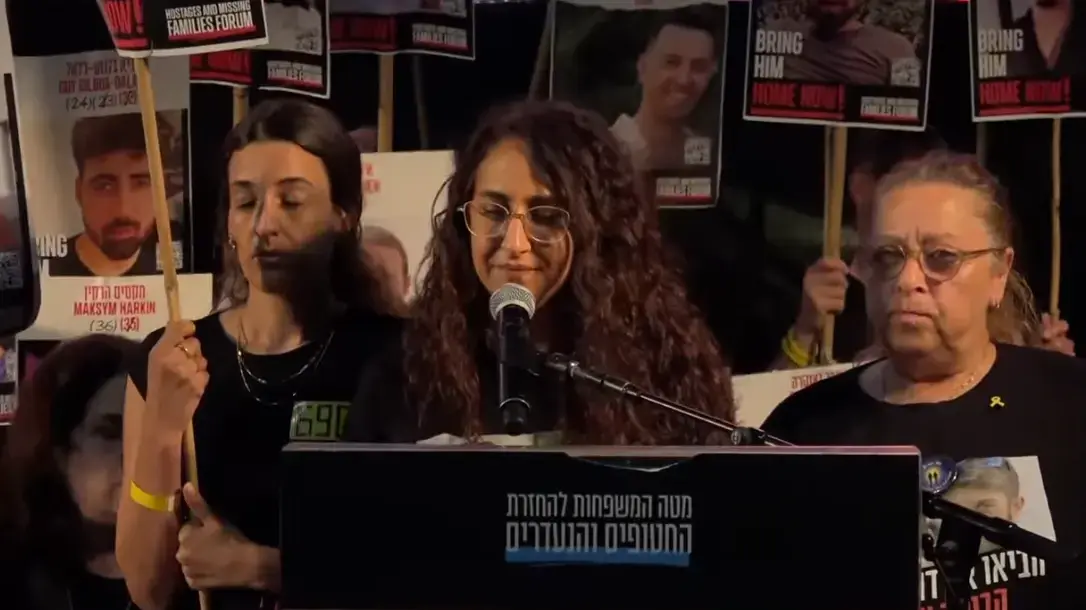 שורדת השבי, שרון קוניו אישתו של החטוף דוד קוניו, עצרת מרכזית כיכר החטופים תל אביב, 26 באוגוסט 2025 שורדת השבי, שרון קוניו אישתו של החטוף דוד קוניו, עצרת מרכזית כיכר החטופים תל אביב, 26 באוגוסט 2025