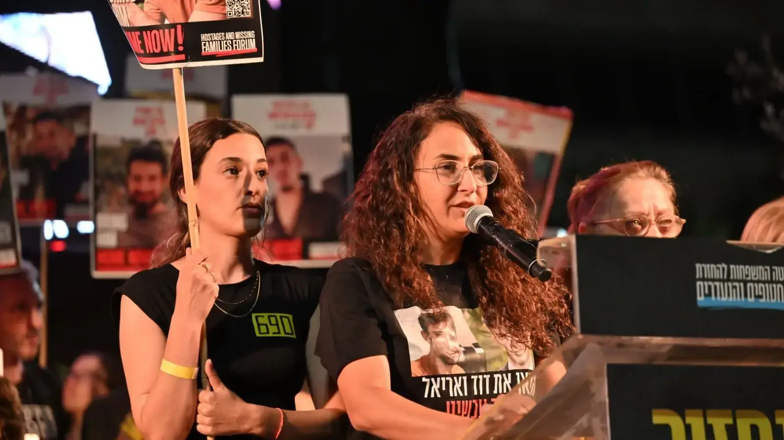 שורדת השבי, שרון קוניו אישתו של החטוף דוד קוניו, עצרת מרכזית כיכר החטופים תל אביב, 26 באוגוסט 2025 שורדת השבי, שרון קוניו אישתו של החטוף דוד קוניו, עצרת מרכזית כיכר החטופים תל אביב, 26 באוגוסט 2025