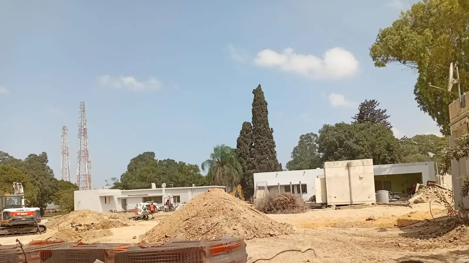 עבודות פיתוח ותשתיות מסביב לגנים ולבתי הילדים בנחל עוז. עבודות פיתוח ותשתיות מסביב לגנים ולבתי הילדים בנחל עוז.