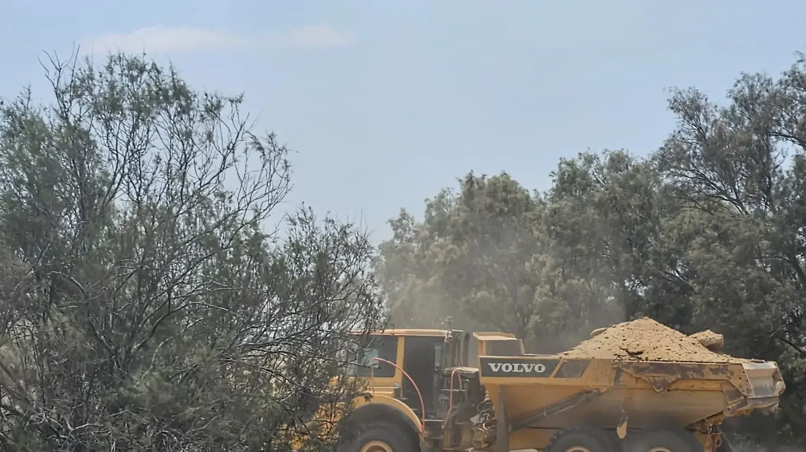 עבודות פיתוח ותשתיות מסביב לגנים ולבתי הילדים בנחל עוז.