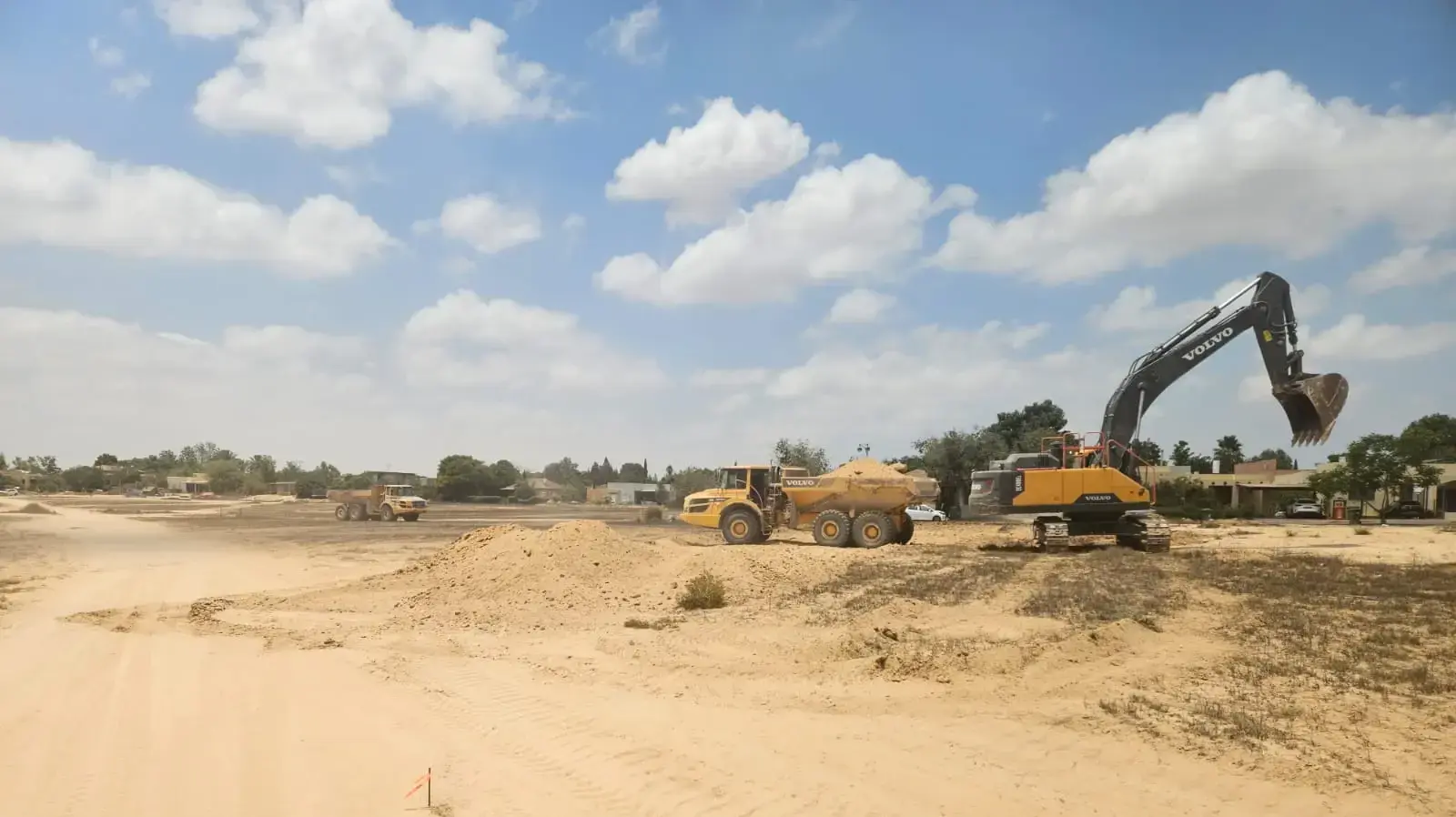 עבודות פיתוח ותשתיות מסביב לגנים ולבתי הילדים בנחל עוז. עבודות פיתוח ותשתיות מסביב לגנים ולבתי הילדים בנחל עוז.