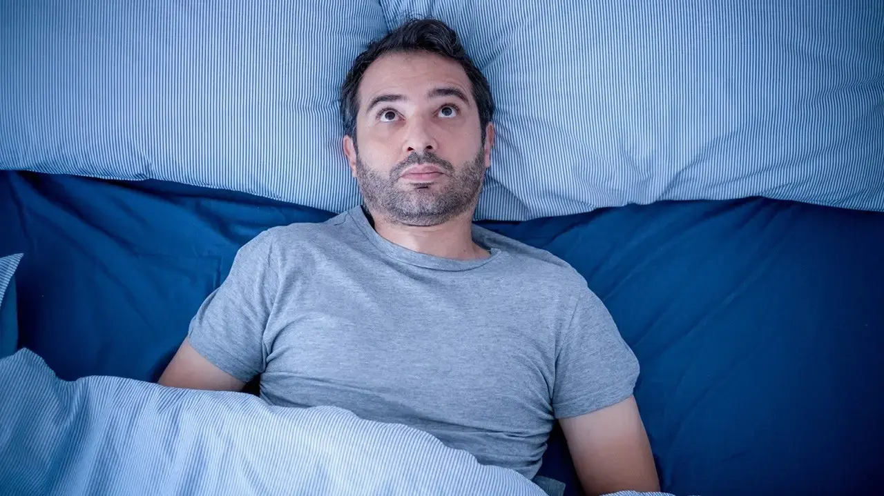 גבר לא מצליח לישון
