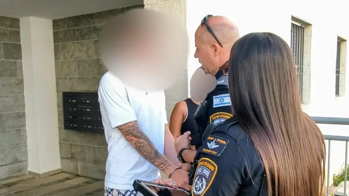 צעיר יהודי נעצר לאחר שהטיל את מימיו על קיר מסגד, 28 באוגוסט 2025