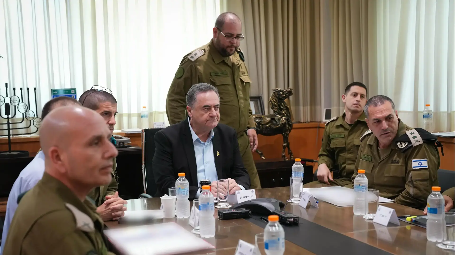 שר הביטחון ישראל כ"ץ, עם הרמטכ"ל, רב-אלוף אייל זמיר מאשרים עם רה"מ בנימין נתניהו תקיפה בתימן, 28 באוגוסט 2025
שר הביטחון ישראל כ"ץ, עם הרמטכ"ל, רב-אלוף אייל זמיר מאשרים עם רה"מ בנימין נתניהו תקיפה בתימן, 28 באוגוסט 2025