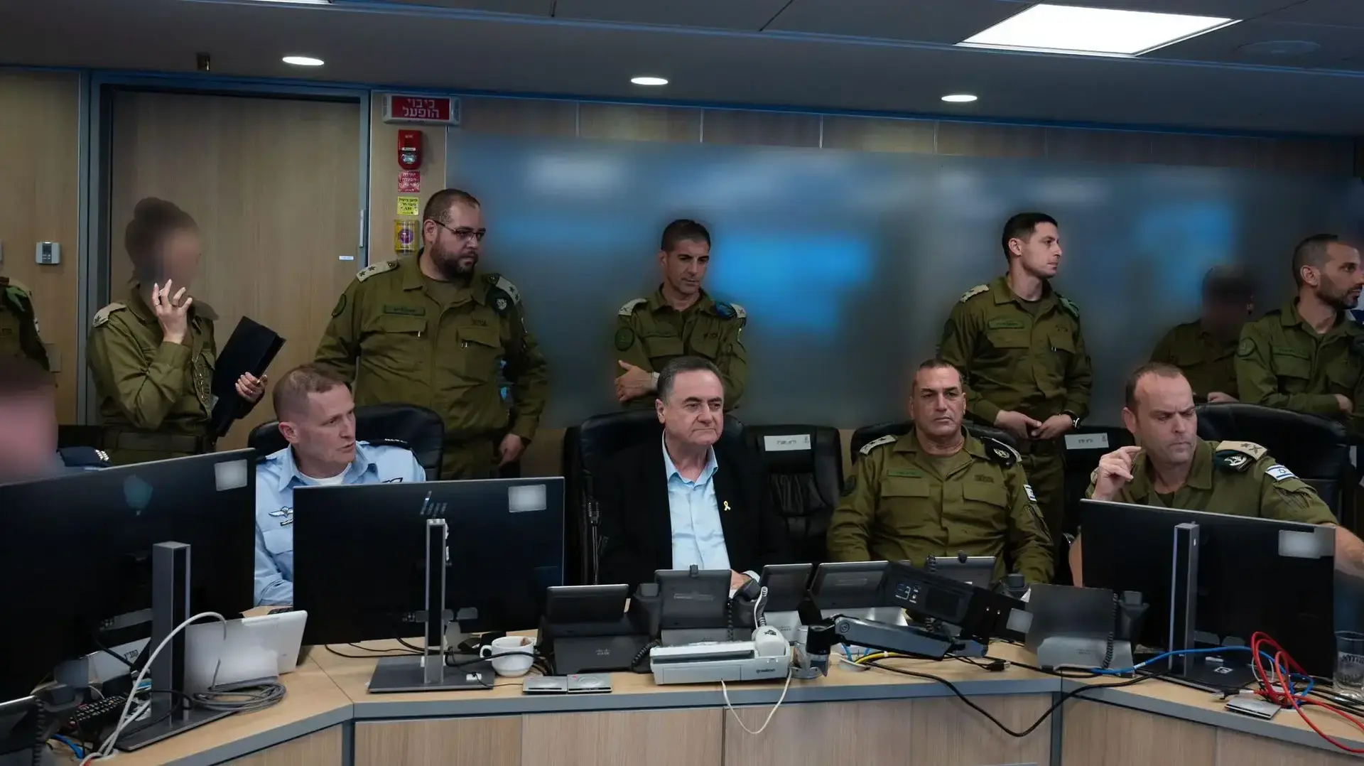 שר הביטחון ישראל כ"ץ בבור הפיקוד מלווה את תקיפת צה"ל בתימן, 28 באוגוסט 2025 שר הביטחון ישראל כ"ץ בבור הפיקוד מלווה את תקיפת צה"ל בתימן, 28 באוגוסט 2025