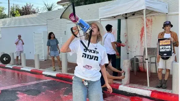 מפגינים מחוץ לביתו של הרמטכ"ל אייל זמיר מפגינים מחוץ לביתו של הרמטכ"ל אייל זמיר
