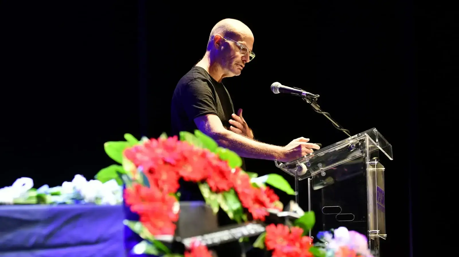 גל הויברגר סופד לאחיו רמי הויברגר, טקס האשכבה בתיאטרון הבימה גל הויברגר סופד לאחיו רמי הויברגר, טקס האשכבה בתיאטרון הבימה