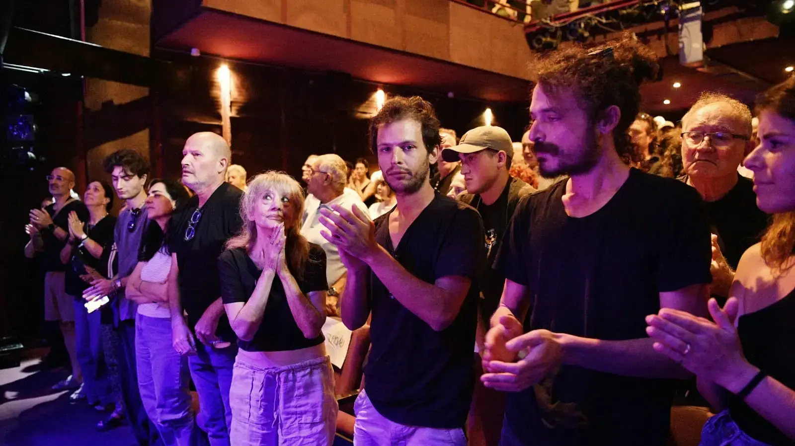 משפחתו של רמי הויברגר בטקס האשכבה לשחקן בתיאטרון הבימה משפחתו של רמי הויברגר בטקס האשכבה לשחקן בתיאטרון הבימה