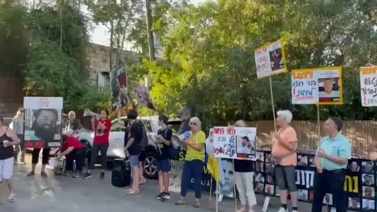 דליה קושניר, גיסתם של איתן הורן ושורד השבי יאיר הורן מול ביתו של השר דרמר, 31 באוגוסט 2025 דליה קושניר, גיסתם של איתן הורן ושורד השבי יאיר הורן מול ביתו של השר דרמר, 31 באוגוסט 2025